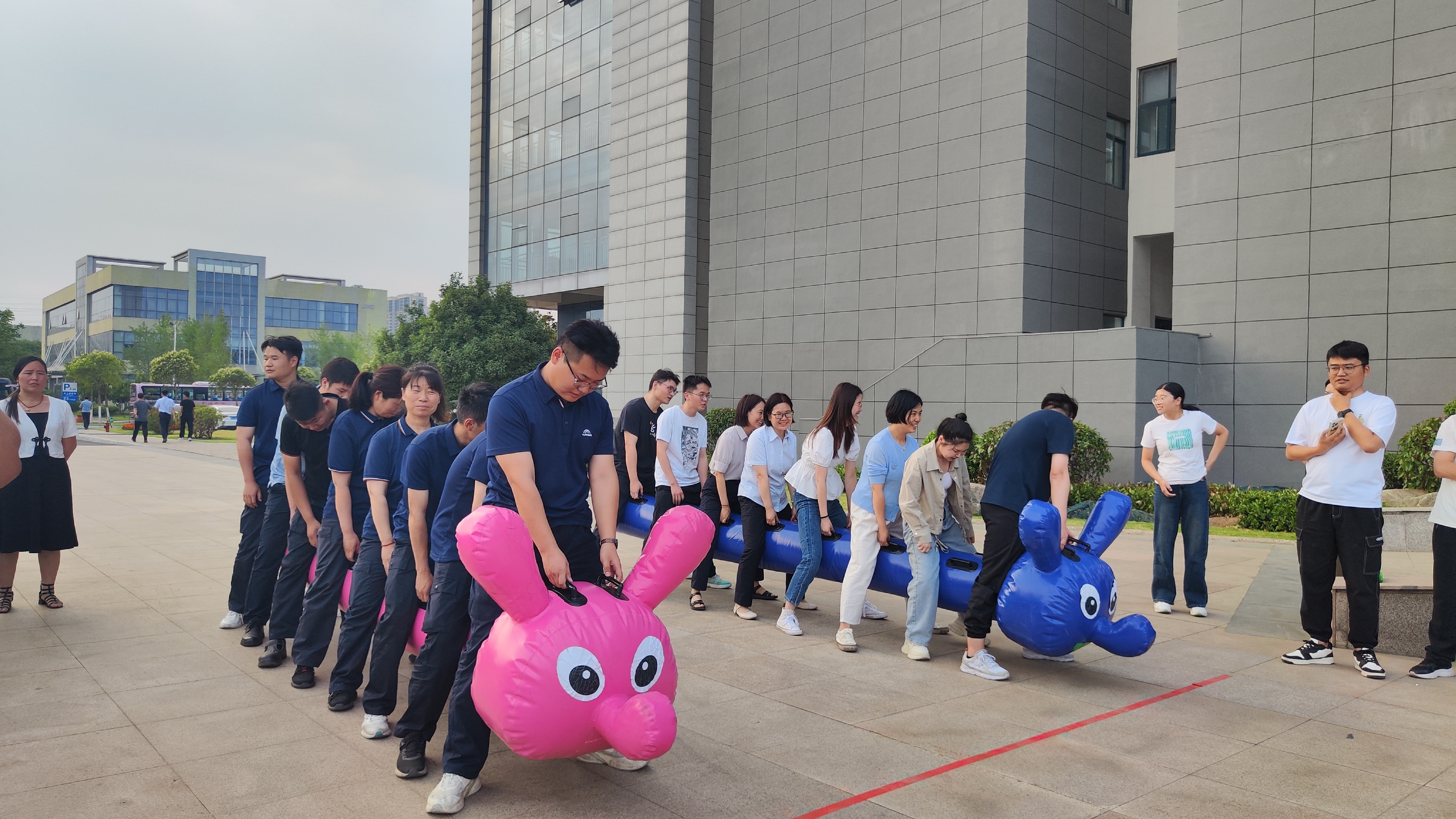 重工工会“旱地龙舟”竞赛圆满落幕